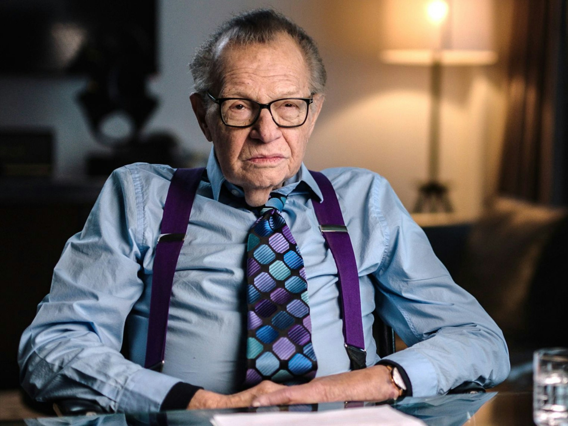 Auch der verstorbene TV-Moderator Larry King kommt in der Dokumentation zu Wort - mit einer neuen Perspektive auf die Ereignisse. (Bild: Crime + Investigation / A+E Global Media)