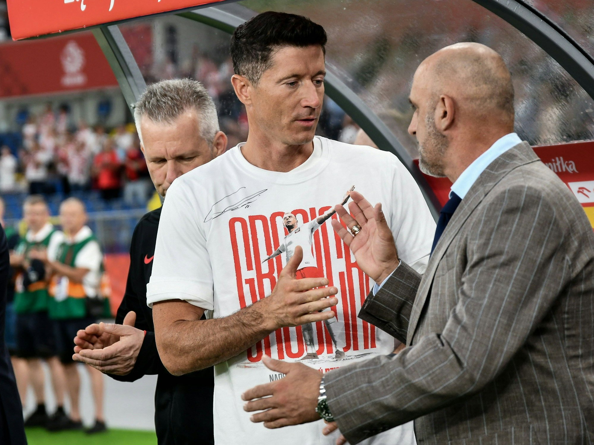 Robert Lewandowski und Michal Probierz geben sich die Hand.