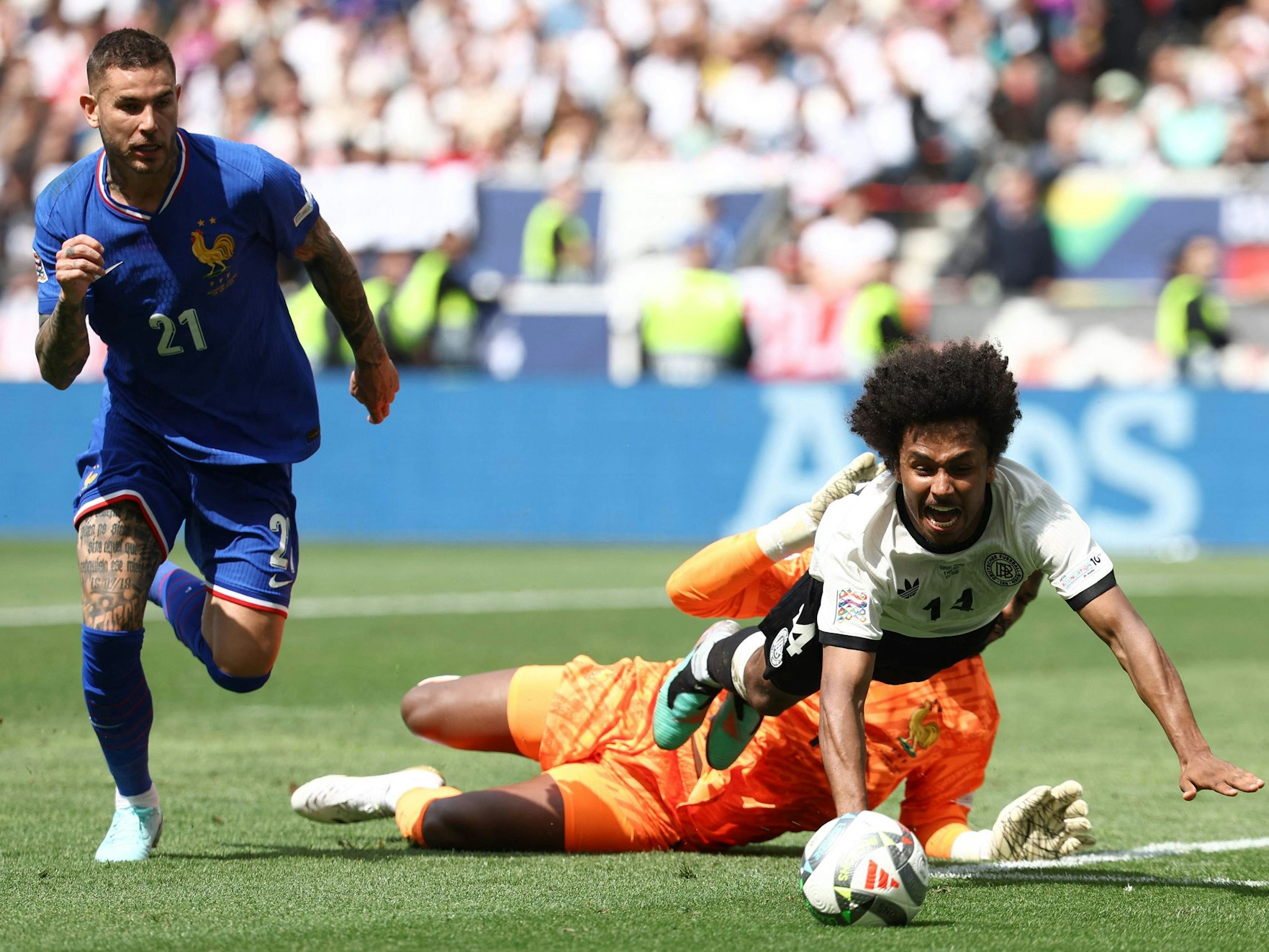 Karim Adeyemi fliegt im Strafraum.