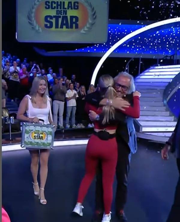 Papa Robert Geiss sprintete nach dem Sieg auf Matchfield und herzte Tochter Shania, die gemeinsam mit Schwester Davina die 100.000 Euro gegen Lilli und Luna Schweiger gewann.