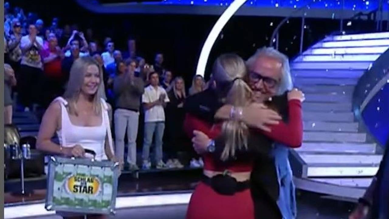 Papa Robert Geiss sprintete nach dem Sieg auf Matchfield und herzte Tochter Shania, die gemeinsam mit Schwester Davina die 100.000 Euro gegen Lilli und Luna Schweiger gewann.