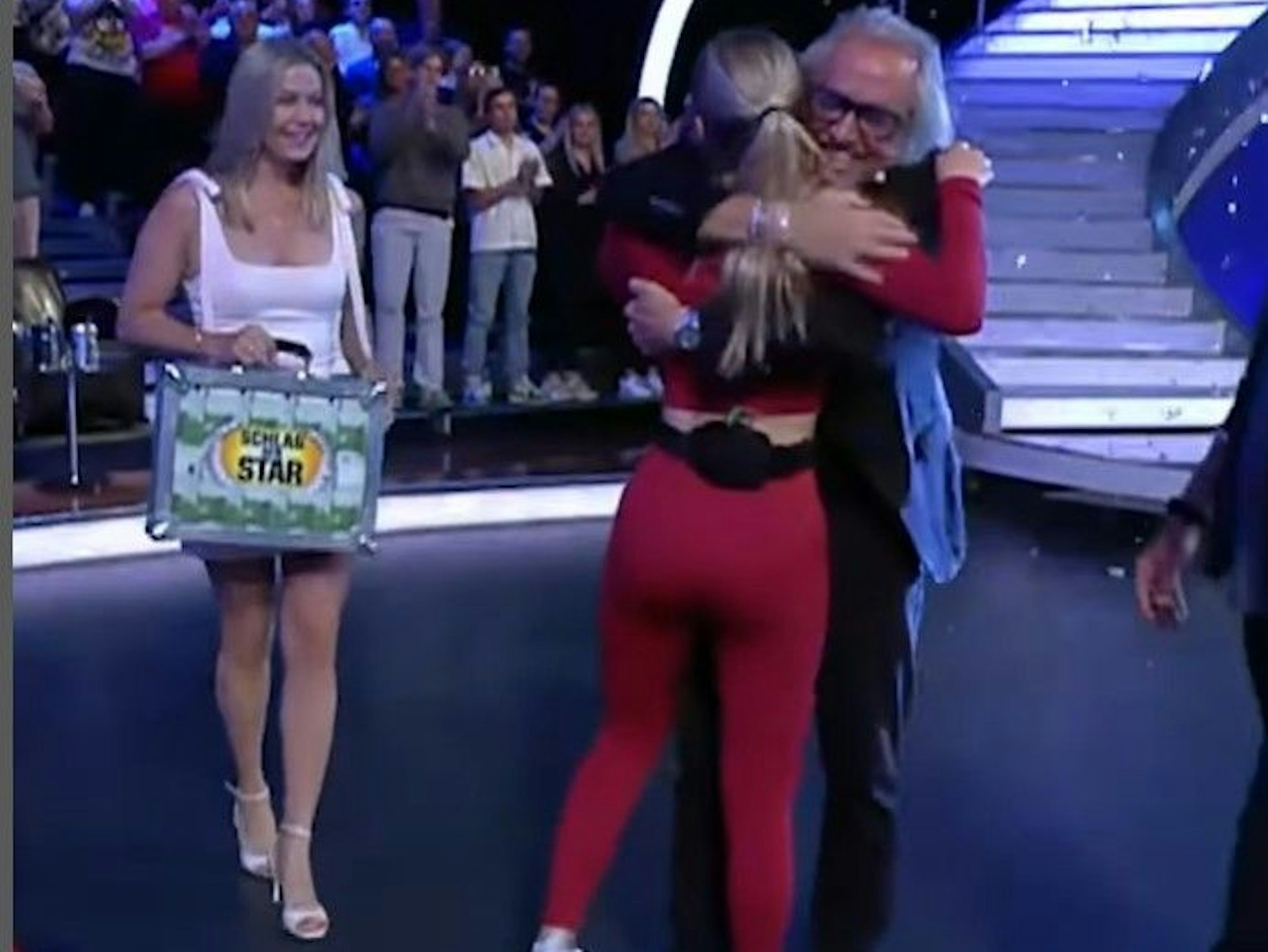 Papa Robert Geiss sprintete nach dem Sieg auf Matchfield und herzte Tochter Shania, die gemeinsam mit Schwester Davina die 100.000 Euro gegen Lilli und Luna Schweiger gewann.