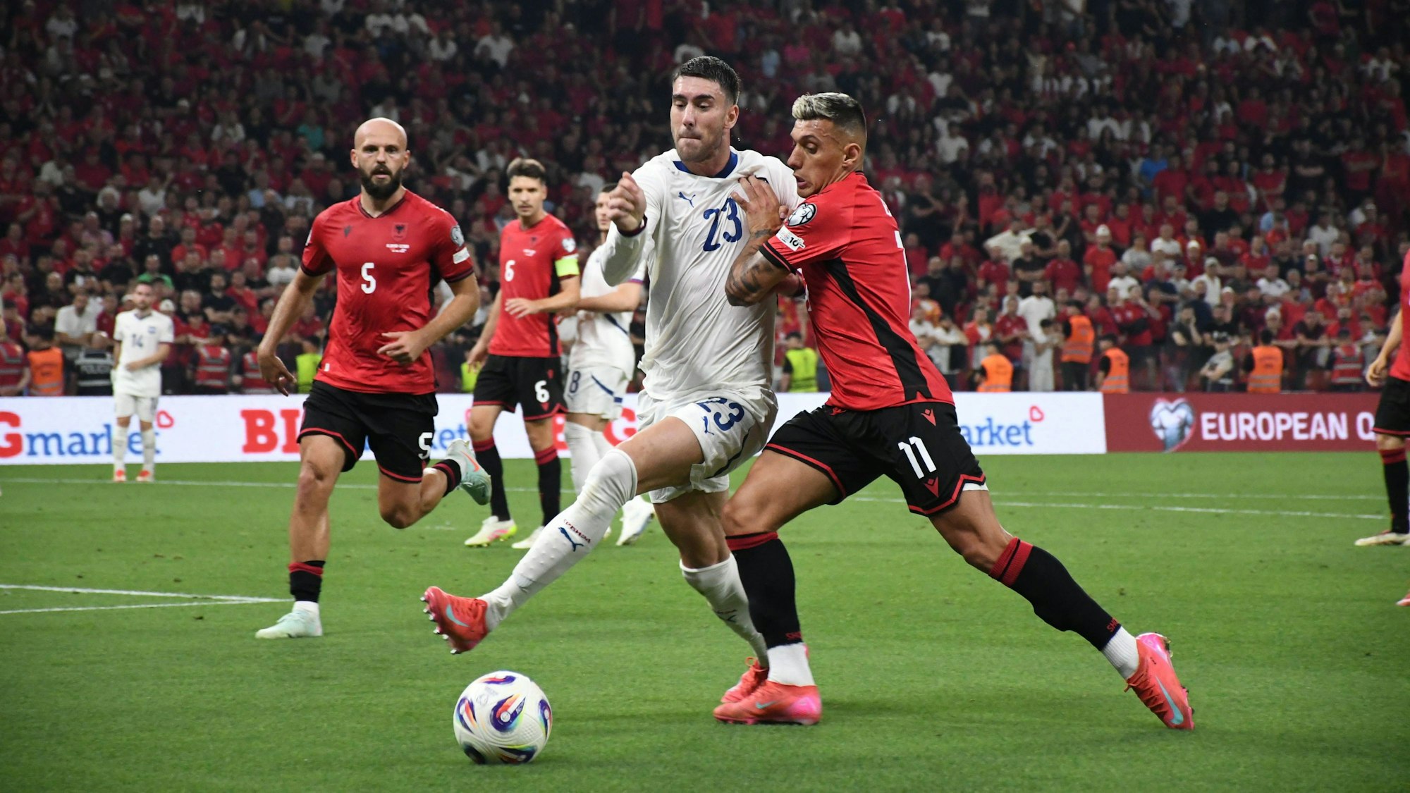 Im Hass-Duell zwischen Albanien und Serbien ging es am Samstag (7. Juni 2025) nicht nur auf dem Rasen zur Sache.
