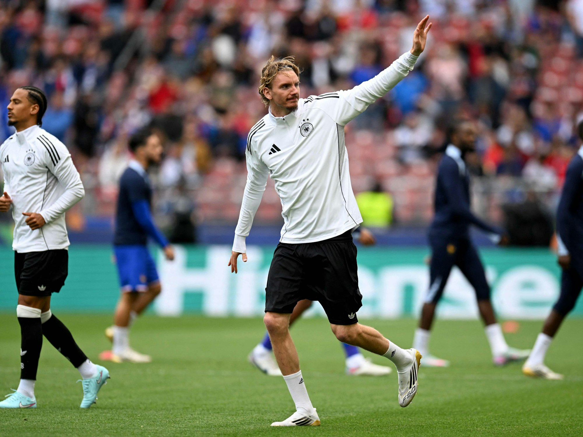 Nick Woltemade grüßt die Fans in Stuttgart.