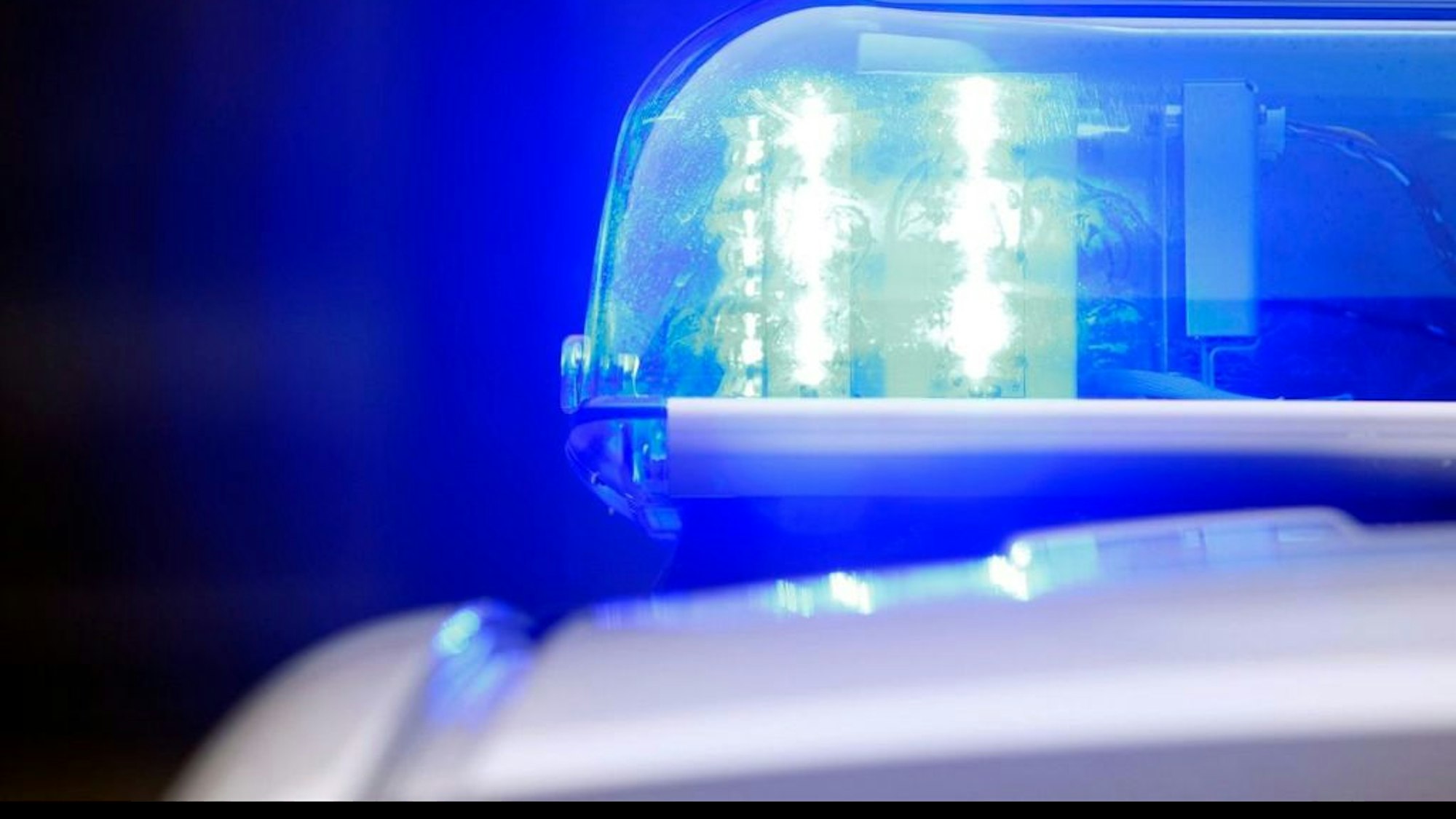 Blaulicht der Polizei bei einem Einsatz. Die Polizei sucht nach einem Exhibitionisten in Wülfrath.