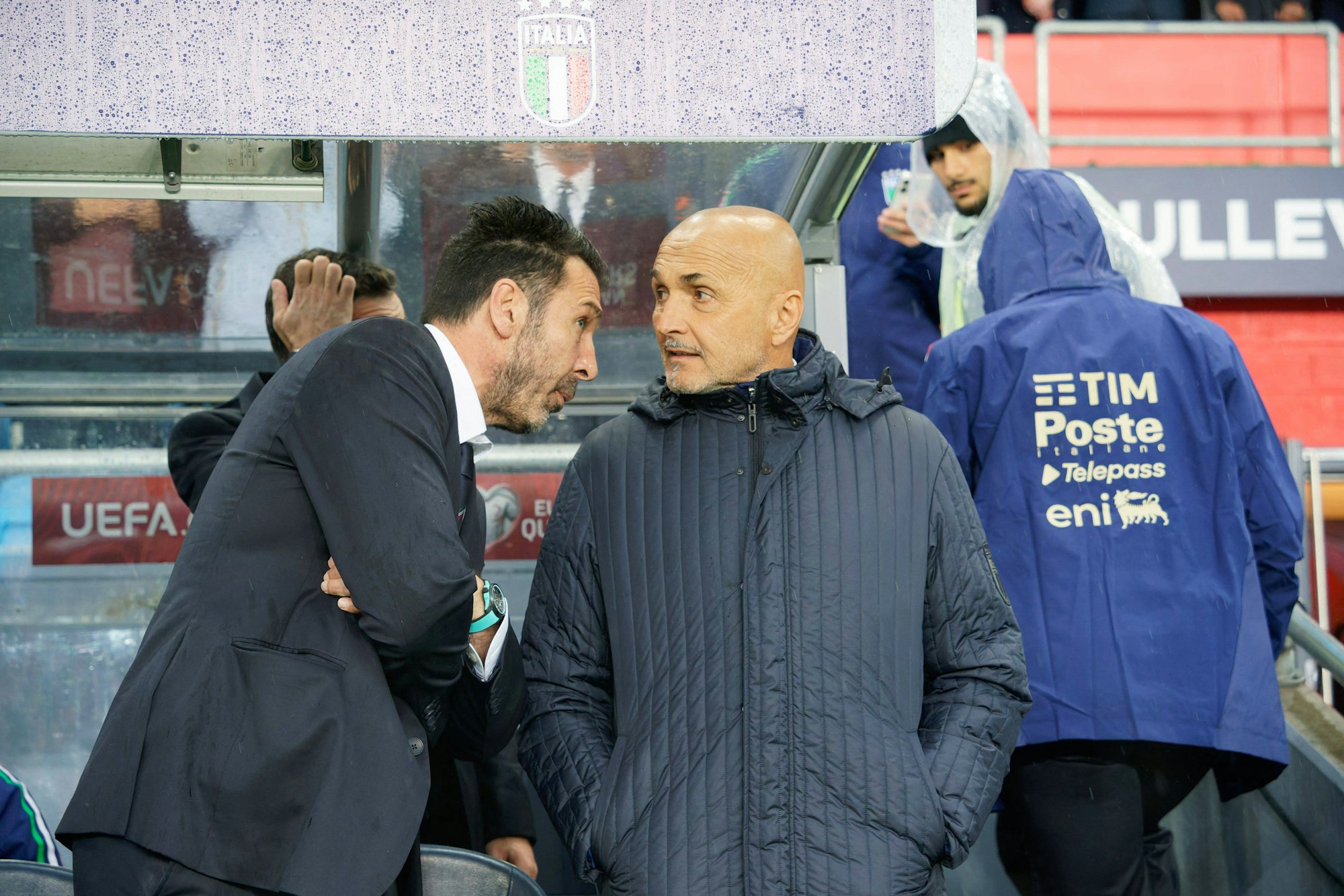 Luciano Spalletti spricht vor der Trainerbank mit Gianluigi Buffon.