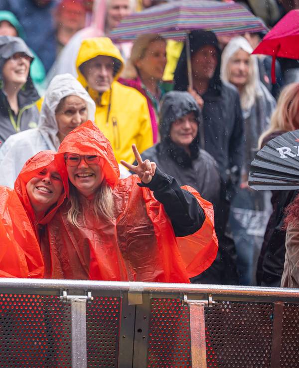 Fans im Regenponcho beim Festival.