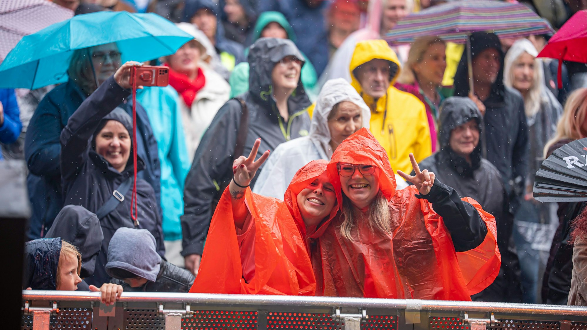 Fans im Regenponcho beim Festival.