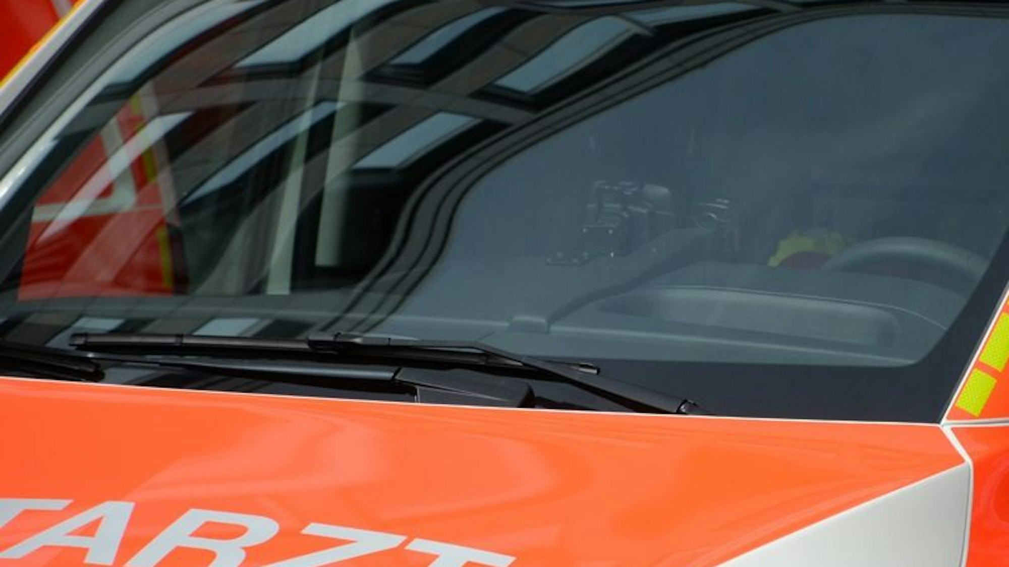 Notarztfahrzeug bei einem Rettungseinsatz.