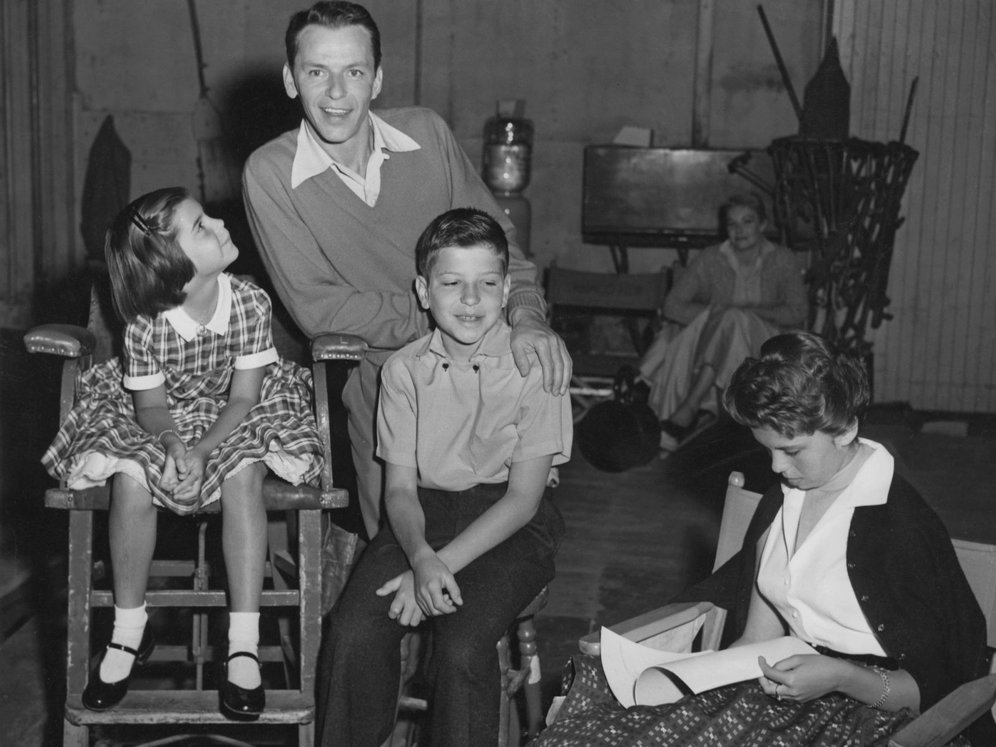 Frank Sinatra und seine Kinder: Christina (links), Nancy (rechts) und Frank Jr. besuchten ihren Vater am Set von „Die zarte Fall“ (1955). (Bild: Hulton Archive/Getty Images)