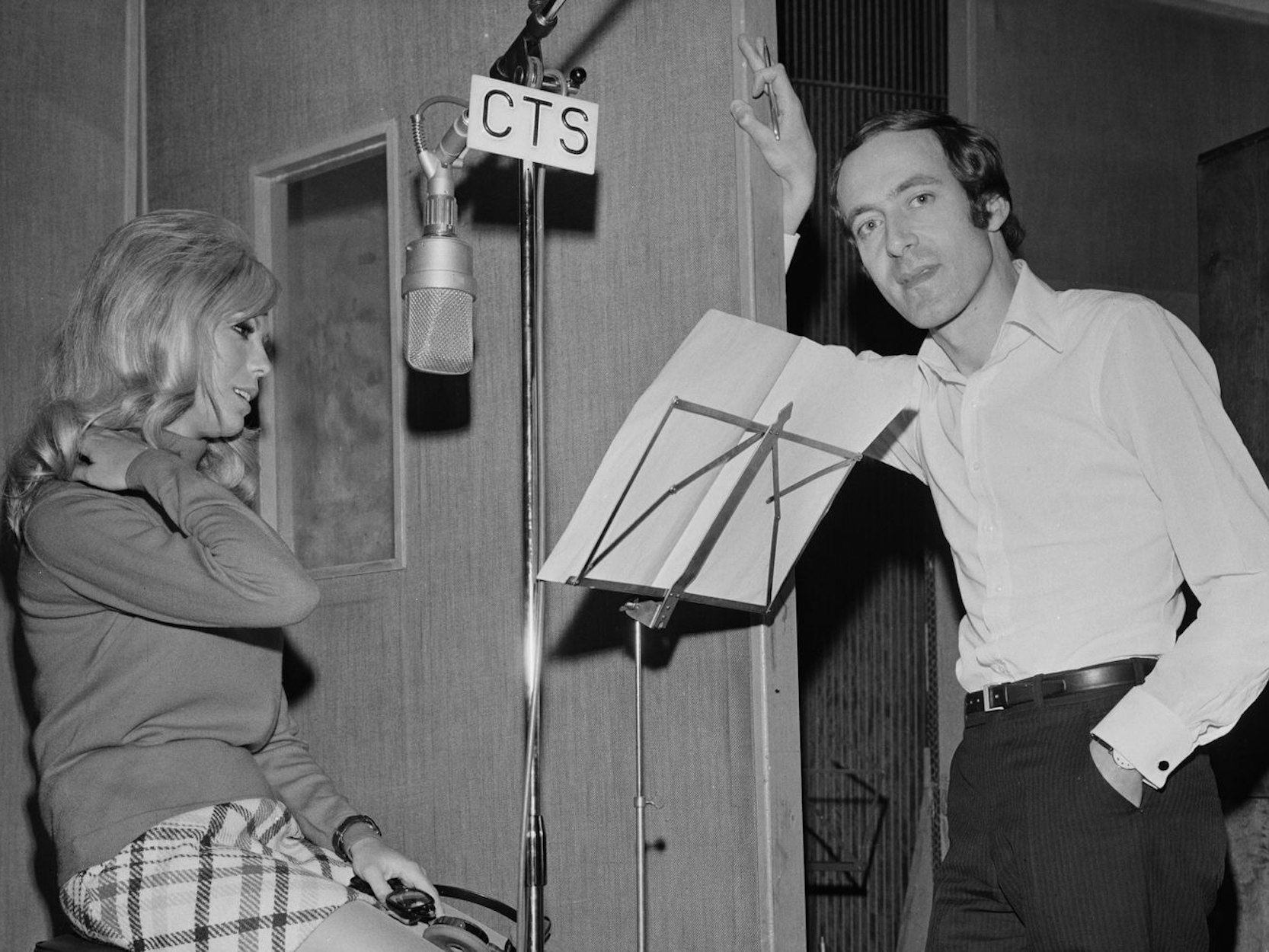 Gefragter Star: Nancy Sinatra nimmt 1967 gemeinsam mit Komponist John Barry den James-Bond-Song „You Only Live Twice“ auf. (Bild: Harry Dempster/Daily Express/Hulton Archive/Getty Images)