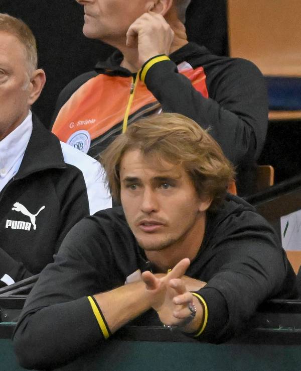 Alexander Zverev gibt beim Davis Cup als Zuschauer bei einem Match taktische Hinweise, hinter ihm sitzt Boris Becker.