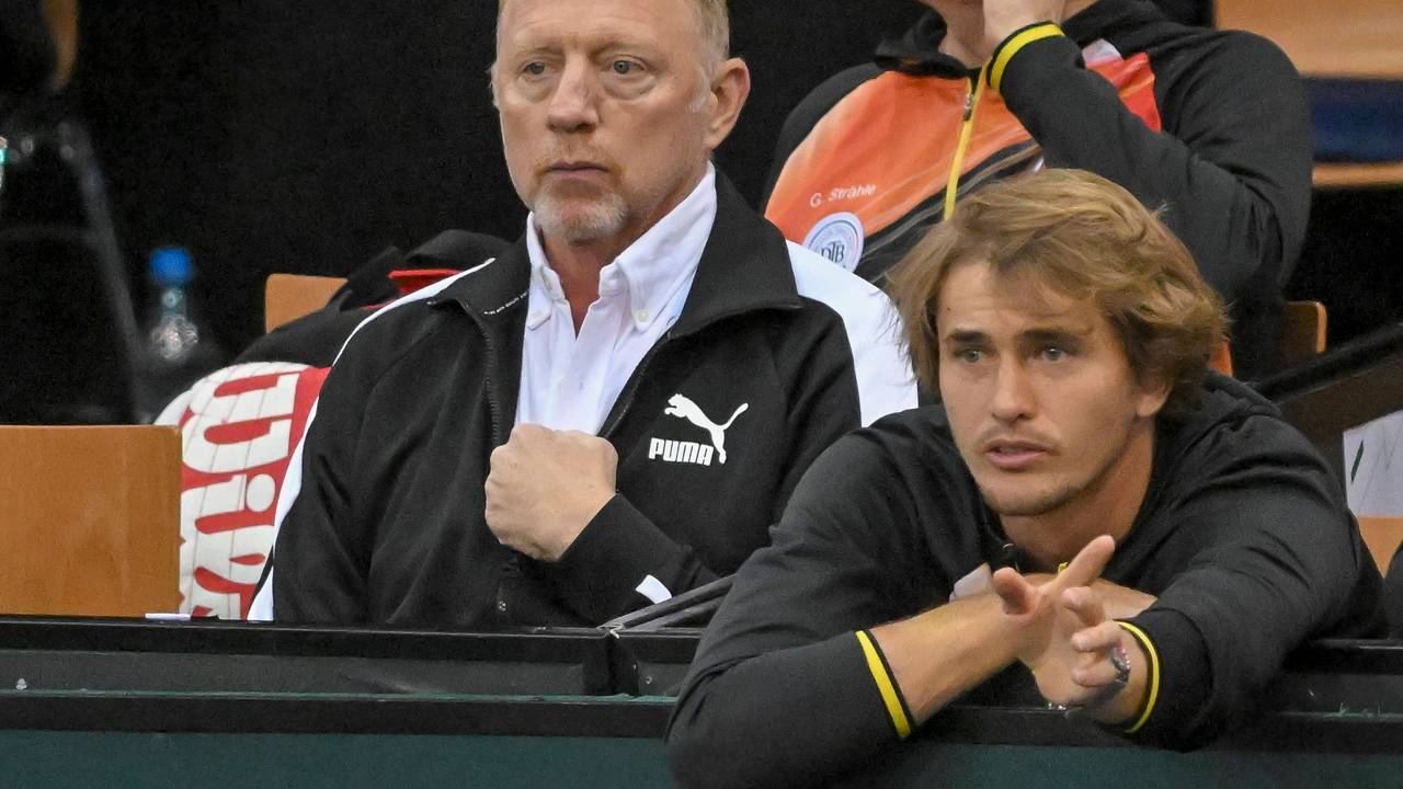Alexander Zverev gibt beim Davis Cup als Zuschauer bei einem Match taktische Hinweise, hinter ihm sitzt Boris Becker.
