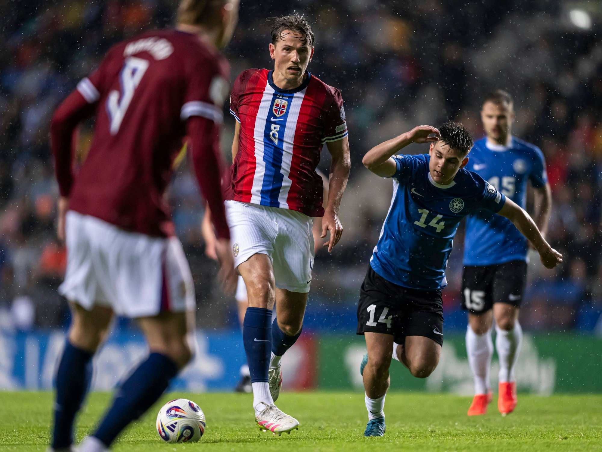 Patrik Kristal verfolgt den ballführenden Sander Berge.