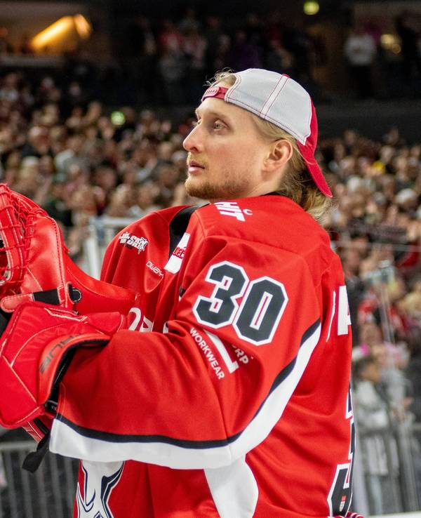 Mirko Pantkowski bei einem Spiel mit Baseball-Cap und Torwart-Handschuhen.