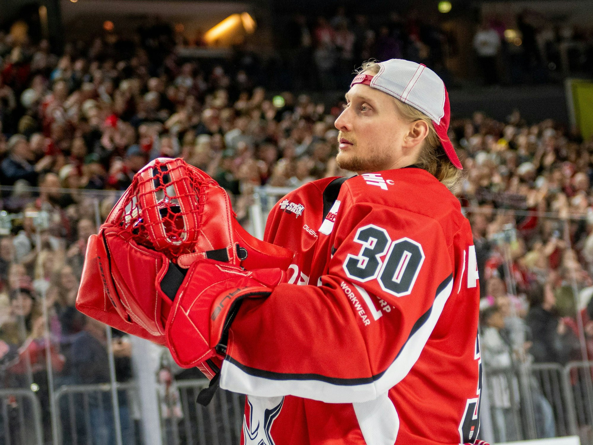 Mirko Pantkowski bei einem Spiel mit Baseball-Cap und Torwart-Handschuhen.
