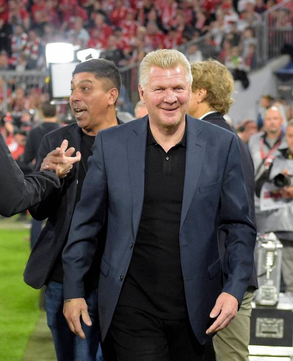 Im Hintergrund begrüßt Giovane Elber Julian Nagelsmann, im Vordergrund lacht Stefan Effenberg.