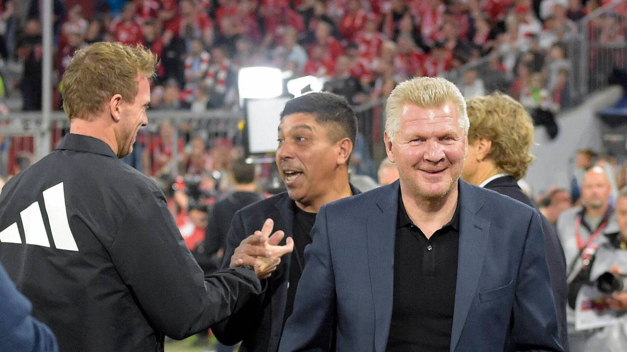 Im Hintergrund begrüßt Giovane Elber Julian Nagelsmann, im Vordergrund lacht Stefan Effenberg.