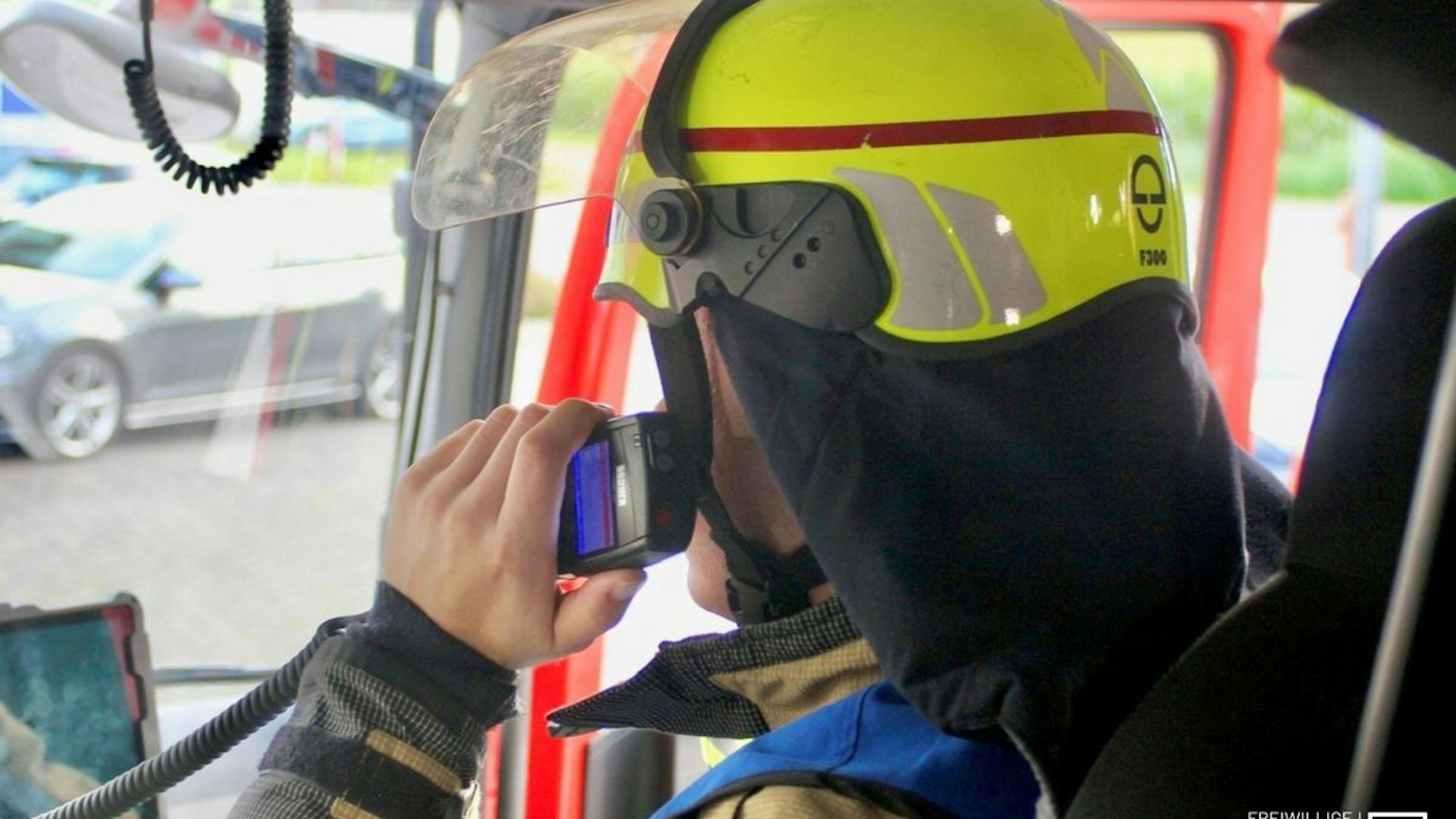 Feuerwehreinsatz auf der A3 bei Hünxe nach einem PKW-Brand in Fahrtrichtung Niederlande