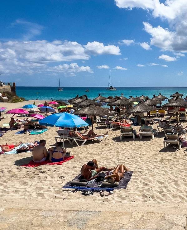 An den Stränden von Mallorca soll es künftig weniger kostenpflichtige Strandliegen geben.