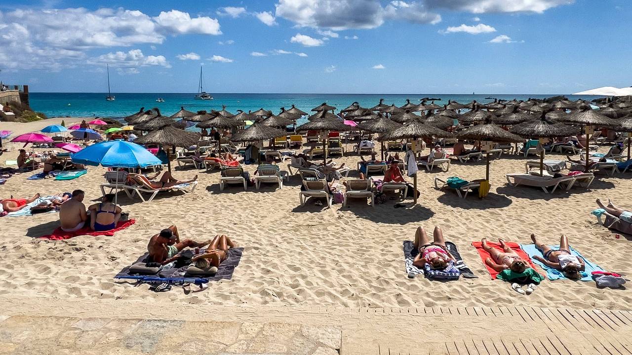 An den Stränden von Mallorca soll es künftig weniger kostenpflichtige Strandliegen geben.