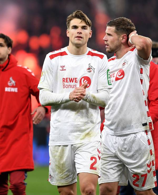 Joel Schmied und Imad Rondic (1. FC Köln) sprechen nach dem Spiel auf dem Platz.