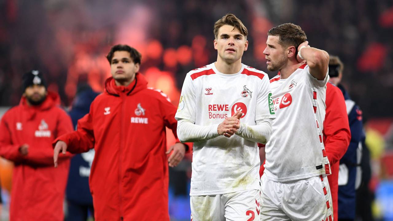 Joel Schmied und Imad Rondic (1. FC Köln) sprechen nach dem Spiel auf dem Platz.