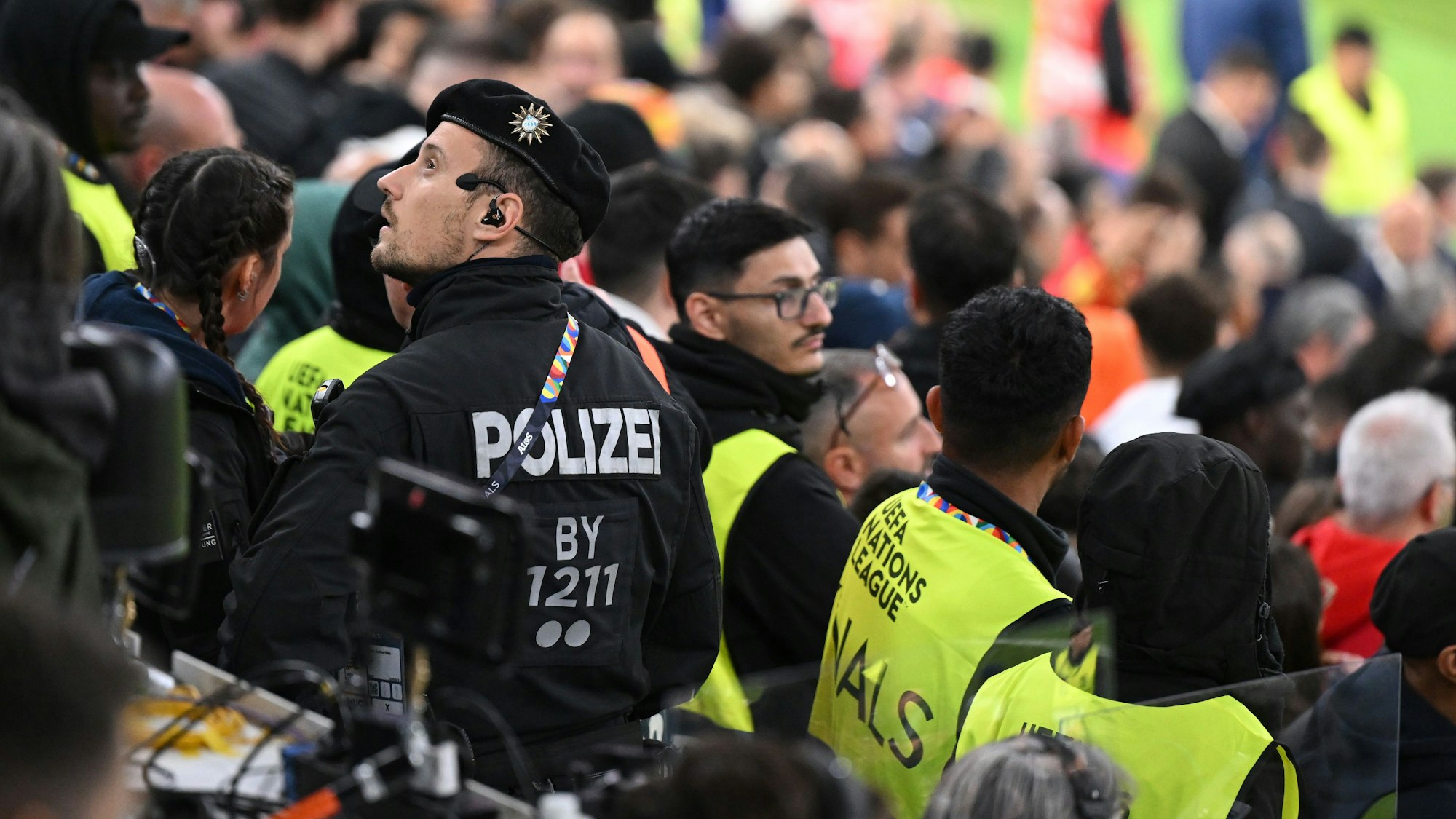 Polizisten und Ordner nach dem Vorfall in der Allianz-Arena vor der Pressetribüne.