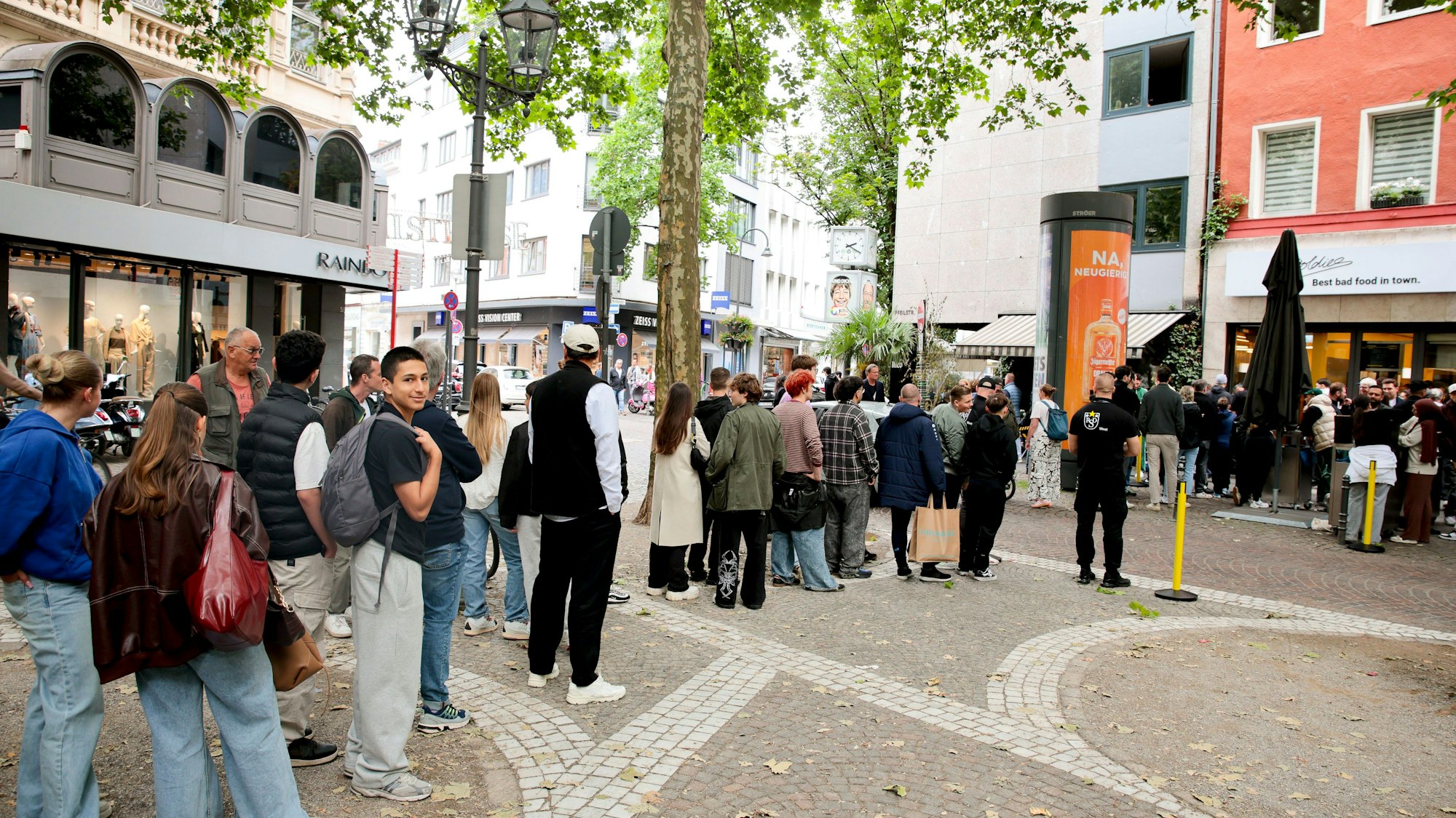 Vor dem Smashburger-Laden in der Pfeilstraße bildete sich schnell eine lange Schlange.