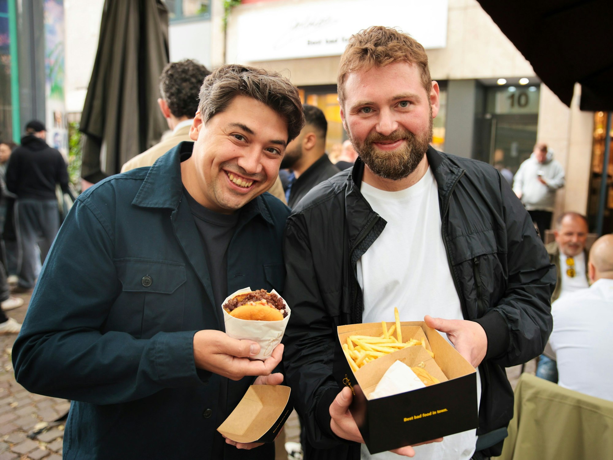 Kajo Hiesl (l.) und Vladislav Gachyn eröffneten Pfingsten ihre Goldies-Filiale in Köln.