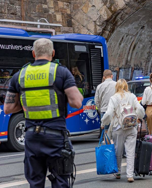 Menschen laufen über eine Straße