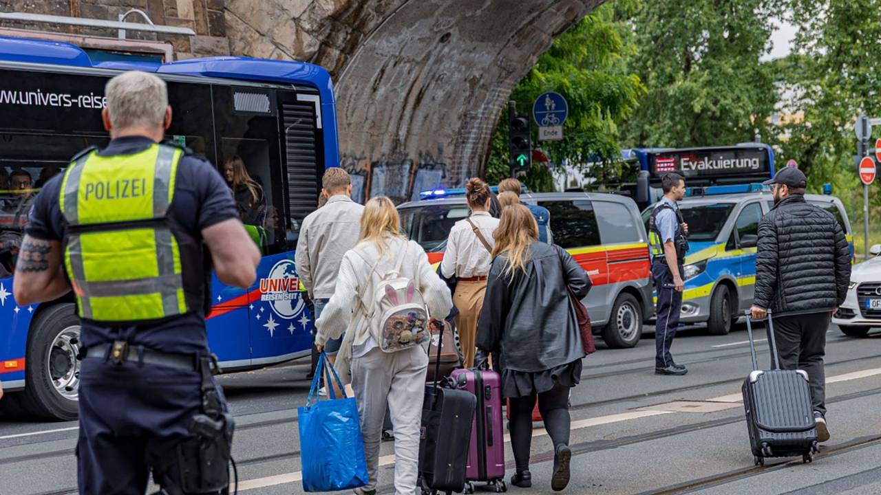 Menschen laufen über eine Straße