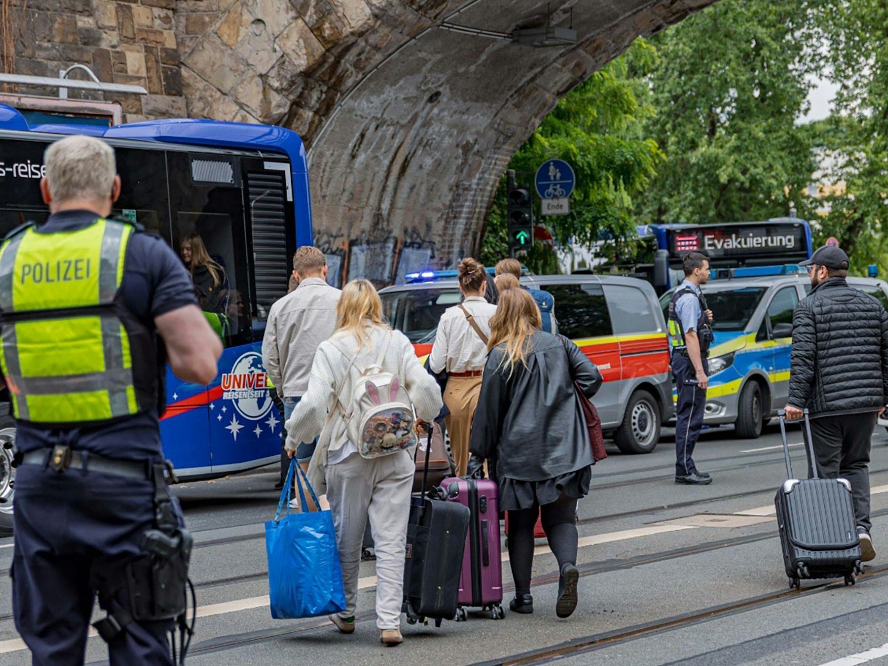 Menschen laufen über eine Straße