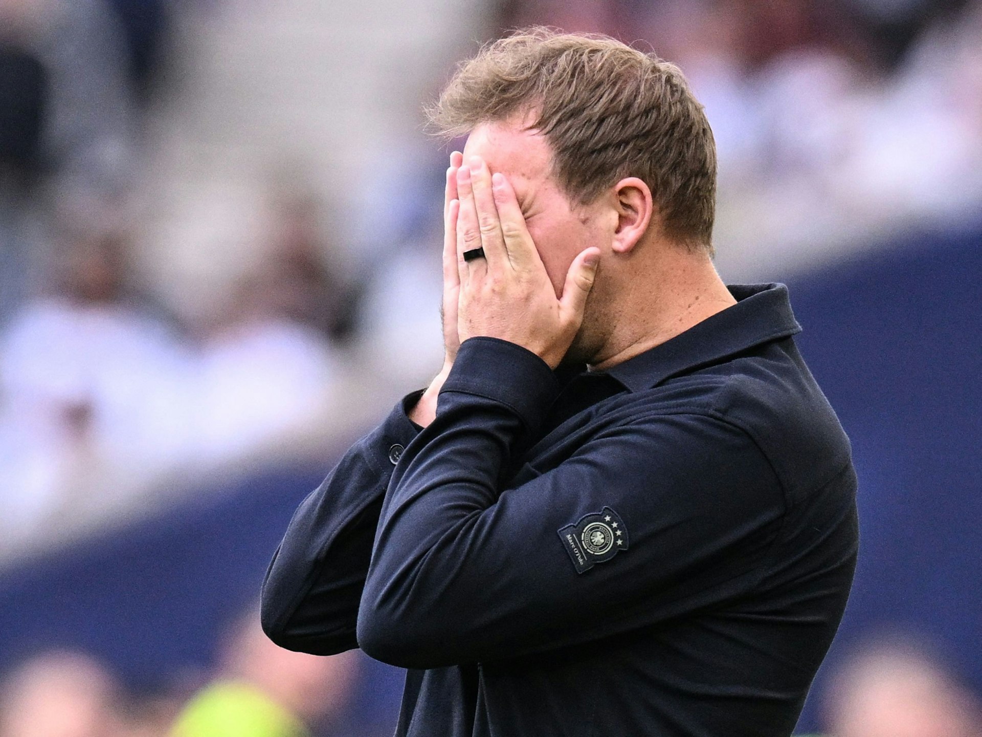 Julian Nagelsmann schlägt die Hände vors Gesicht.