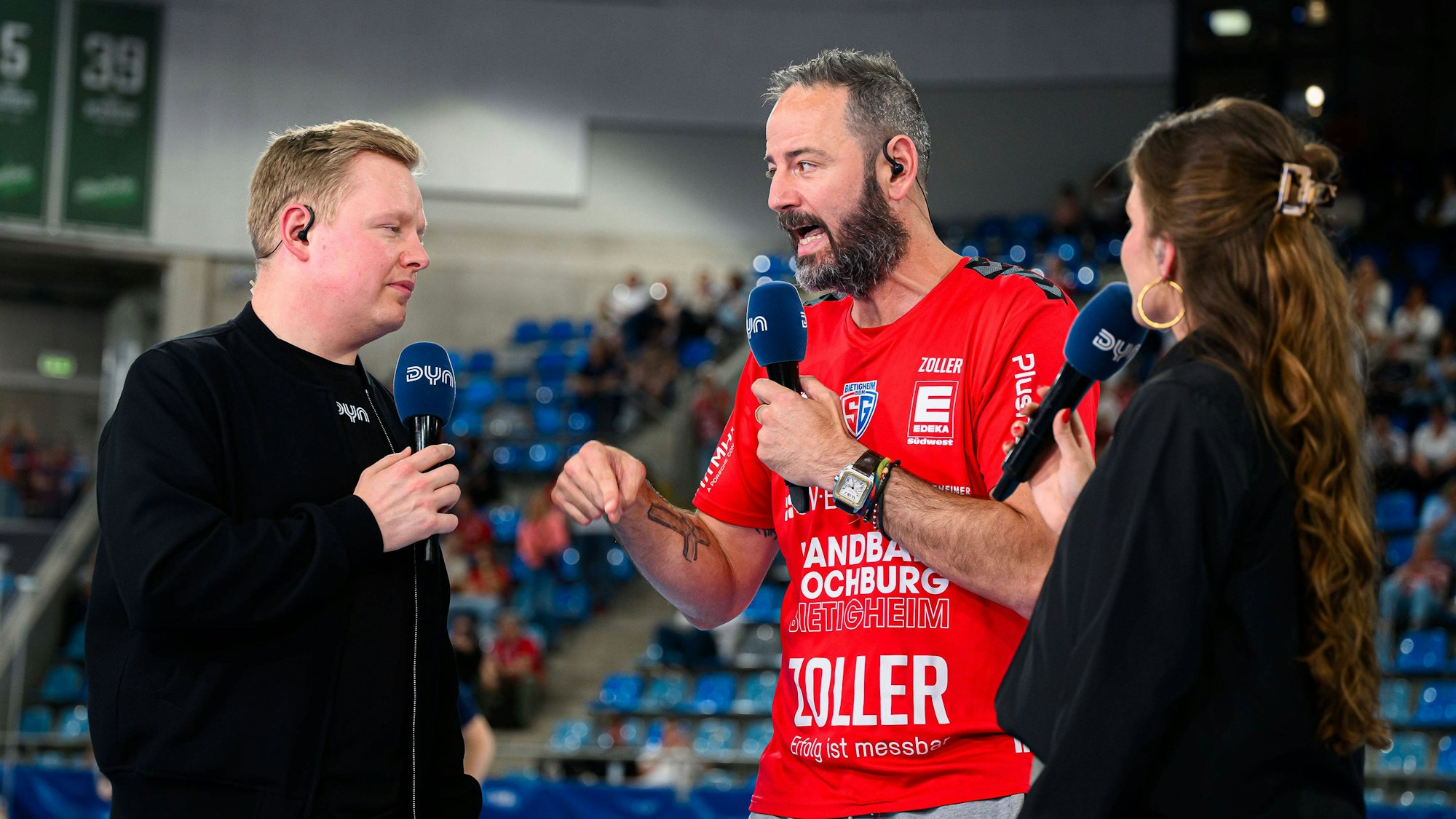 Florian Schmidt-Sommerfeld interviewt Trainer Iker Romero in der Halle.