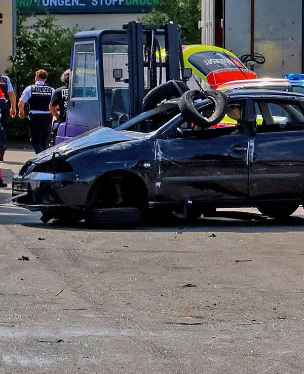 Bei einer Stuntshow in Leinfelden-Echterdingen (Kreis Esslingen) hat sich nach ersten Erkenntnissen der Polizei ein Unfall ereignet. Mehrere Menschen wurden dabei leicht verletzt, wie ein Polizeisprecher sagte.