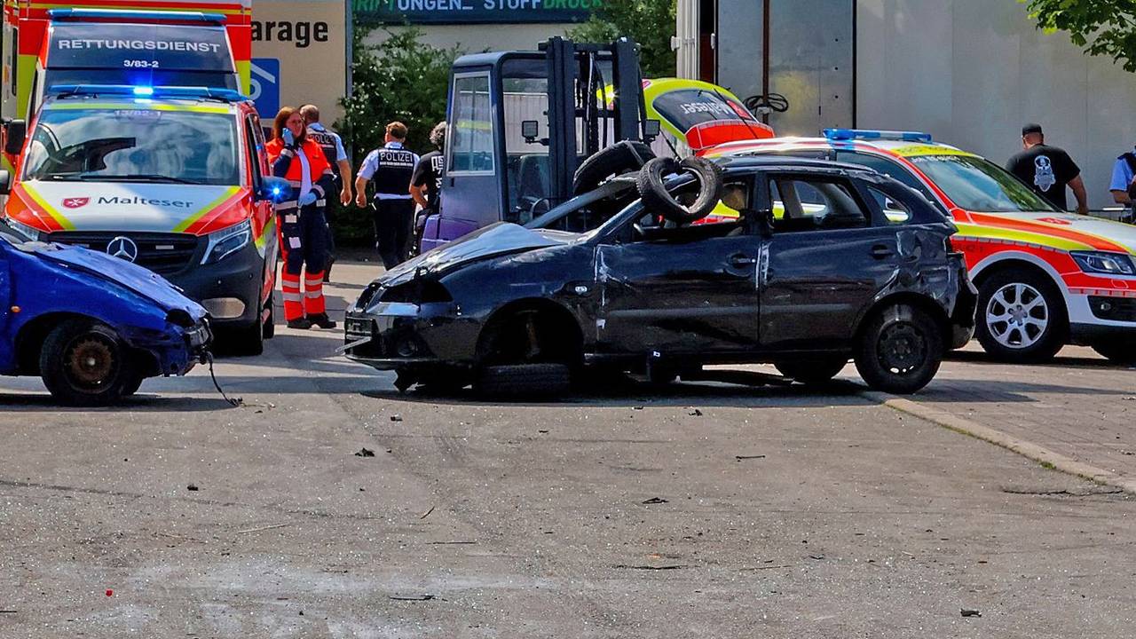Bei einer Stuntshow in Leinfelden-Echterdingen (Kreis Esslingen) hat sich nach ersten Erkenntnissen der Polizei ein Unfall ereignet. Mehrere Menschen wurden dabei leicht verletzt, wie ein Polizeisprecher sagte.