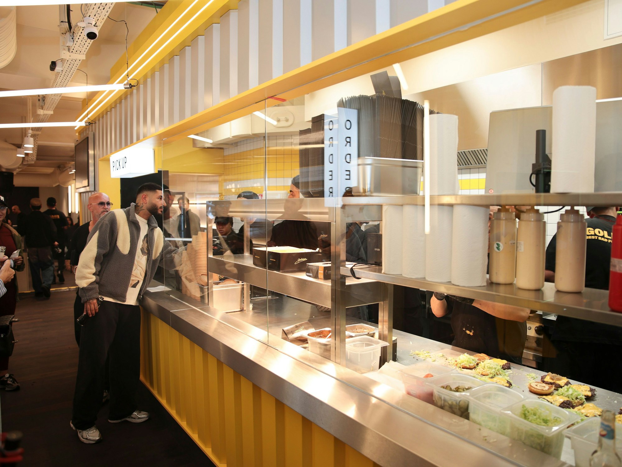 Eröffnung des Smashburger-Ladens, Blick in die Küche.