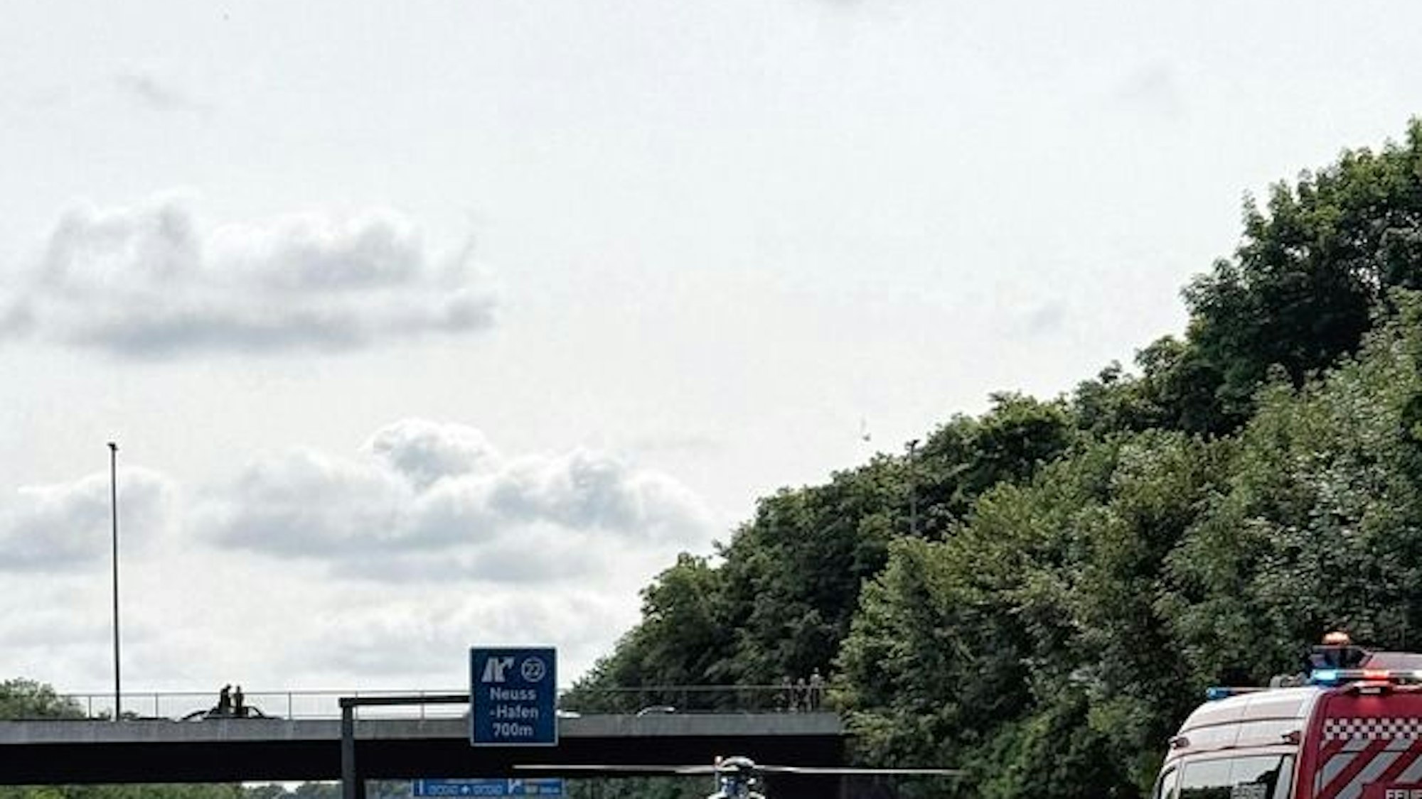 Nach einem Unfall auf der A57 bei Neuss musste die Autobahn für die Landung eines Rettungshubschraubers voll gesperrt werden