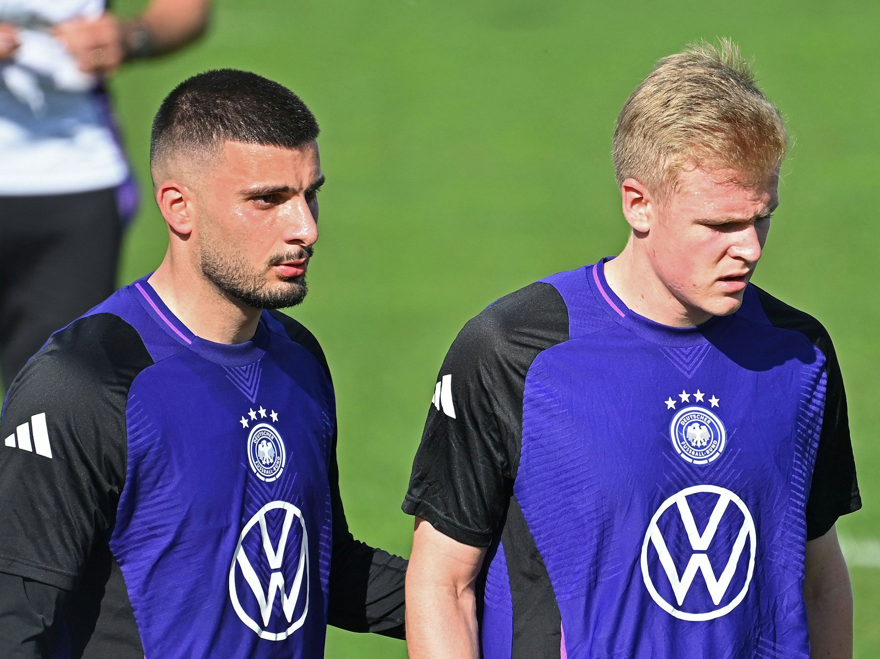 Jonathan Burkardt und Deniz Undav beim Training mit der Nationalmannschaft.