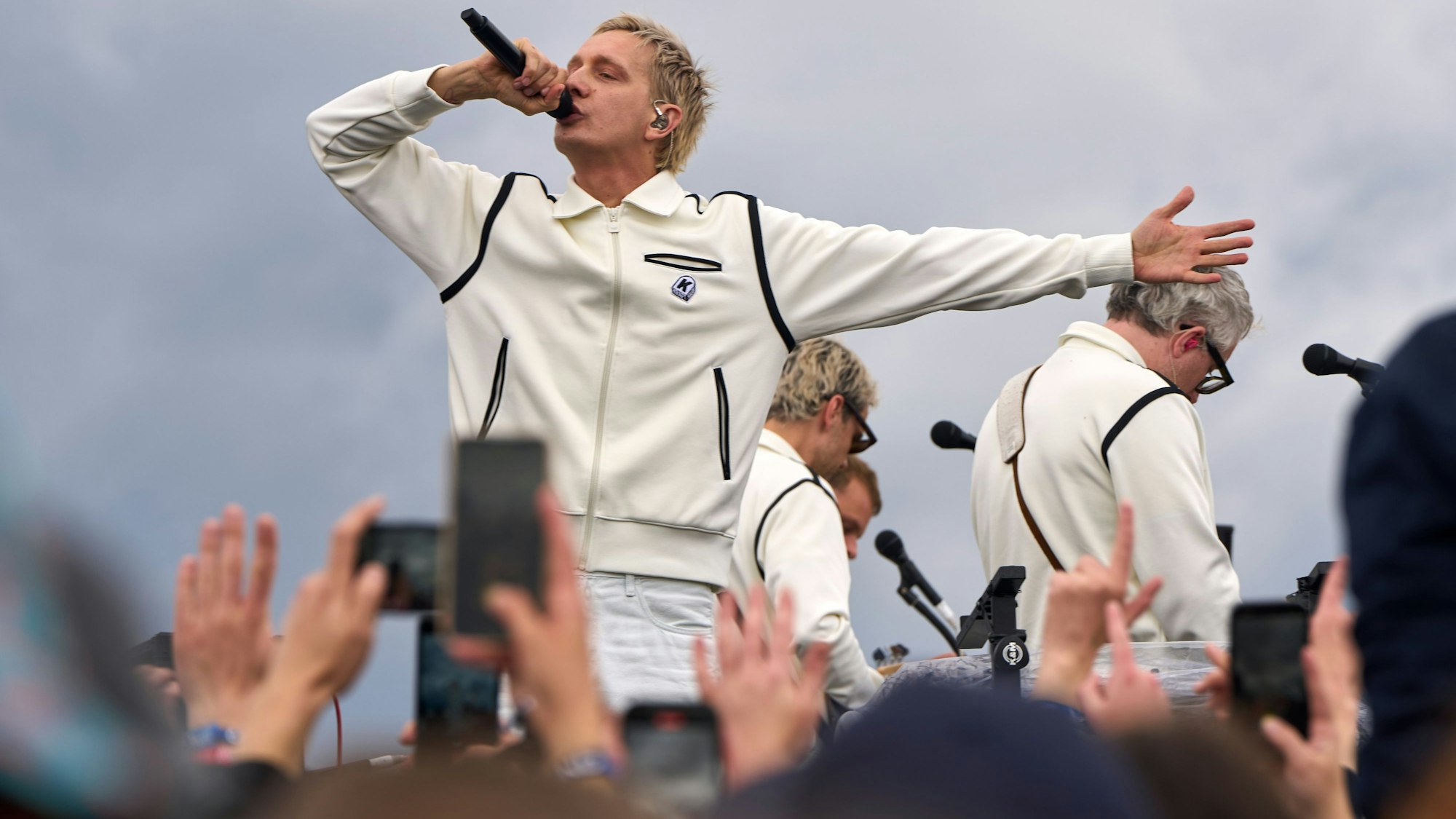 Felix Kummer, Frontmann der Rap-Rock-Band Kraftklub, tritt auf.