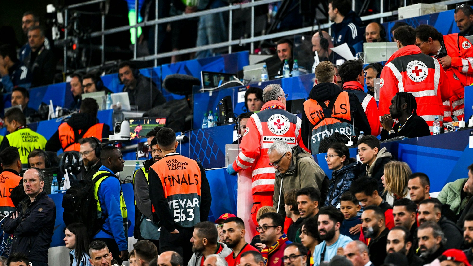 Zahlreiche Einsatzkräfte vor der Pressetribüne der Münchner Allianz-Arena.