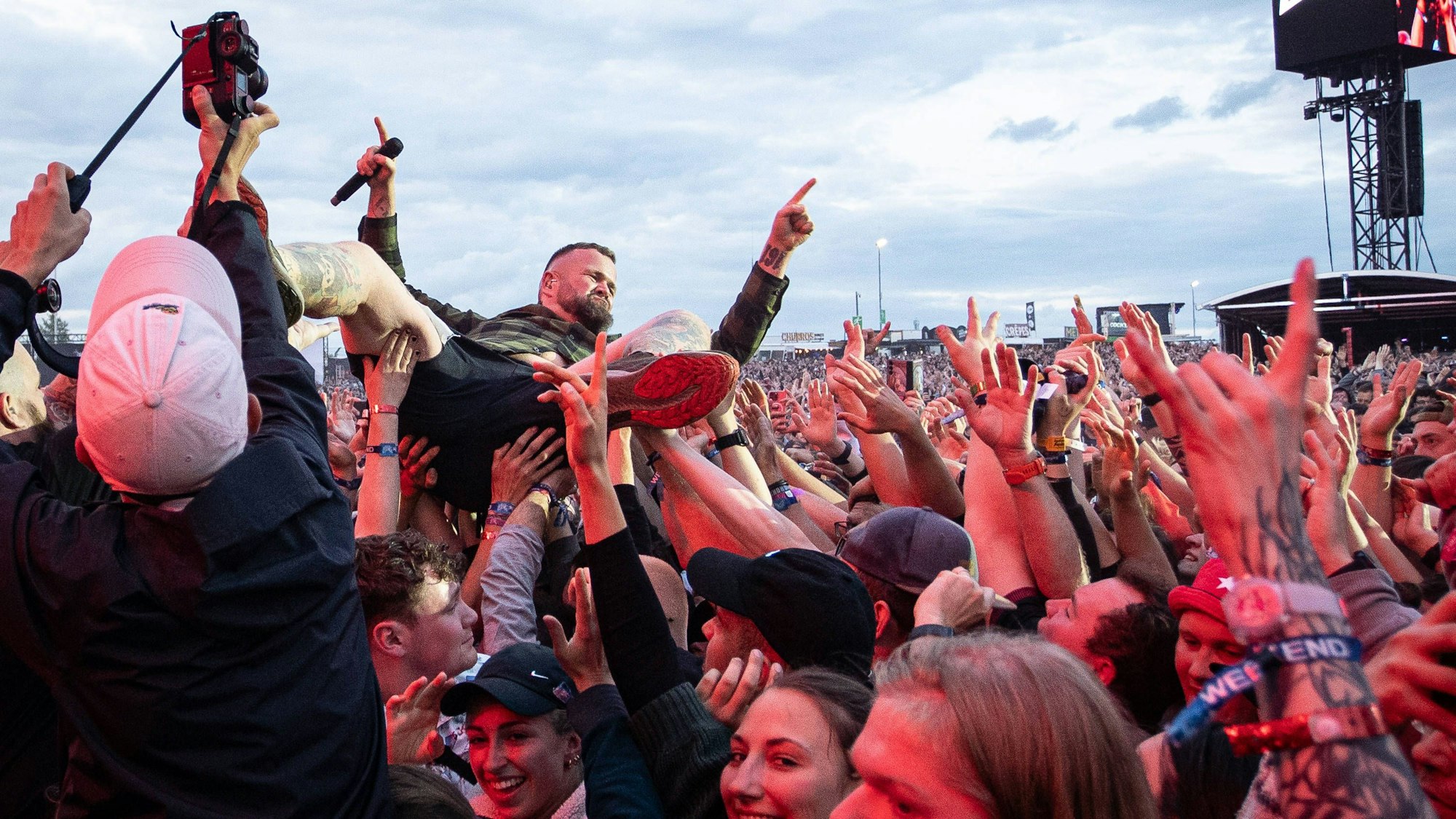Monchi von Feine Sahne Fischfilet klettert in die Menge.