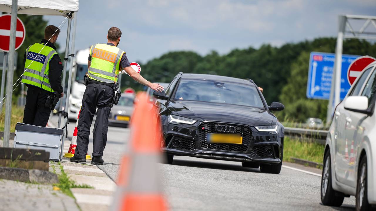 An der Grenze zu den Niederlanden auf der A3 in Emmerich kontrollieren zwei Bundespolizisten die nach Deutschland einfahrenden Fahrzeuge.