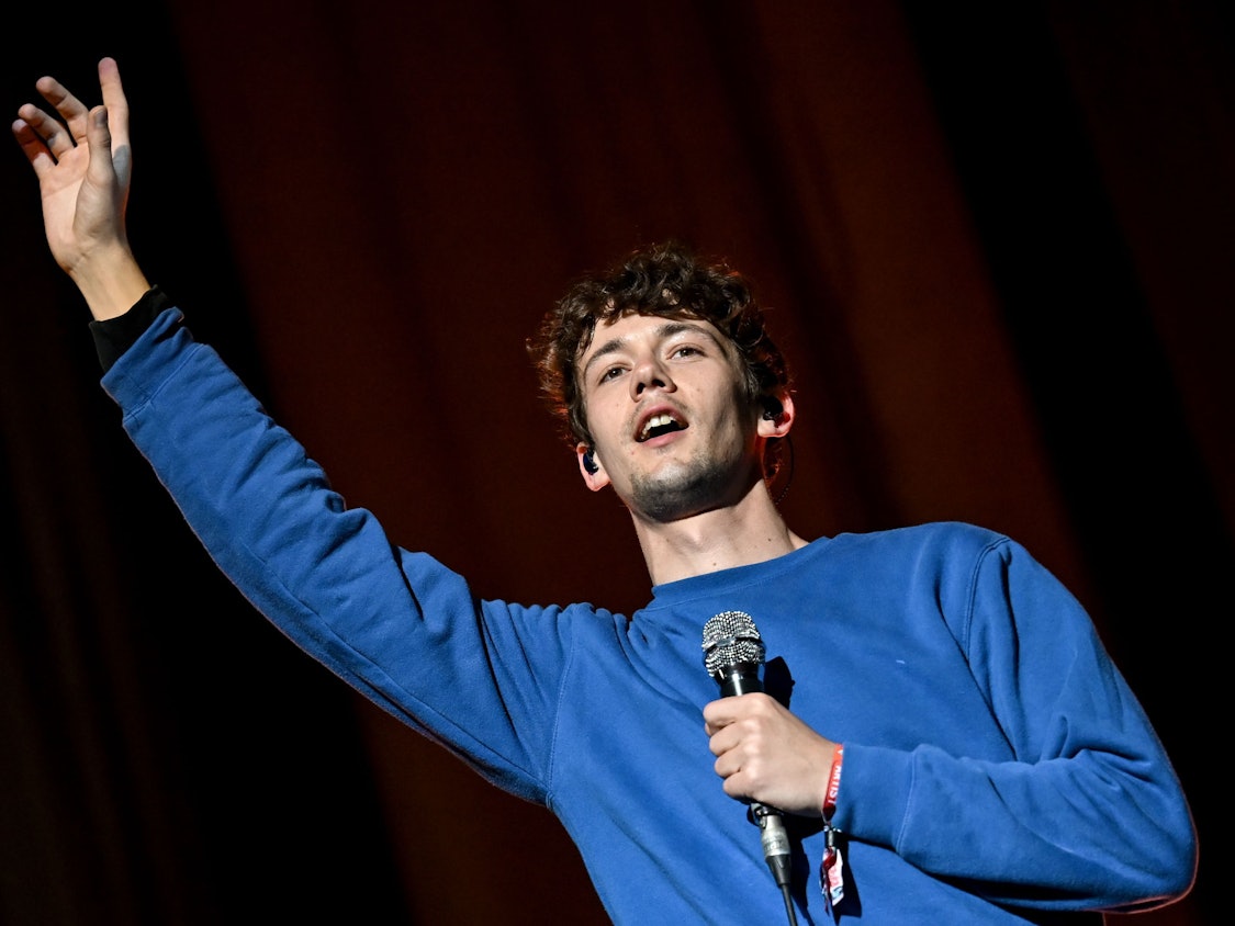 Der Sänger Henning May der Band AnnenMayKantereit tritt auf dem Gelände des Lollapalooza Festival am Berliner Olympiastadion auf.