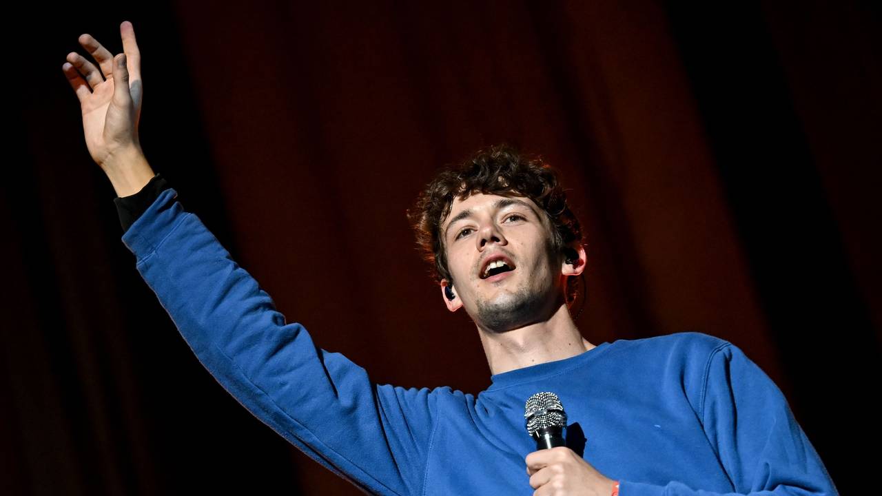 Der Sänger Henning May der Band AnnenMayKantereit tritt auf dem Gelände des Lollapalooza Festival am Berliner Olympiastadion auf.