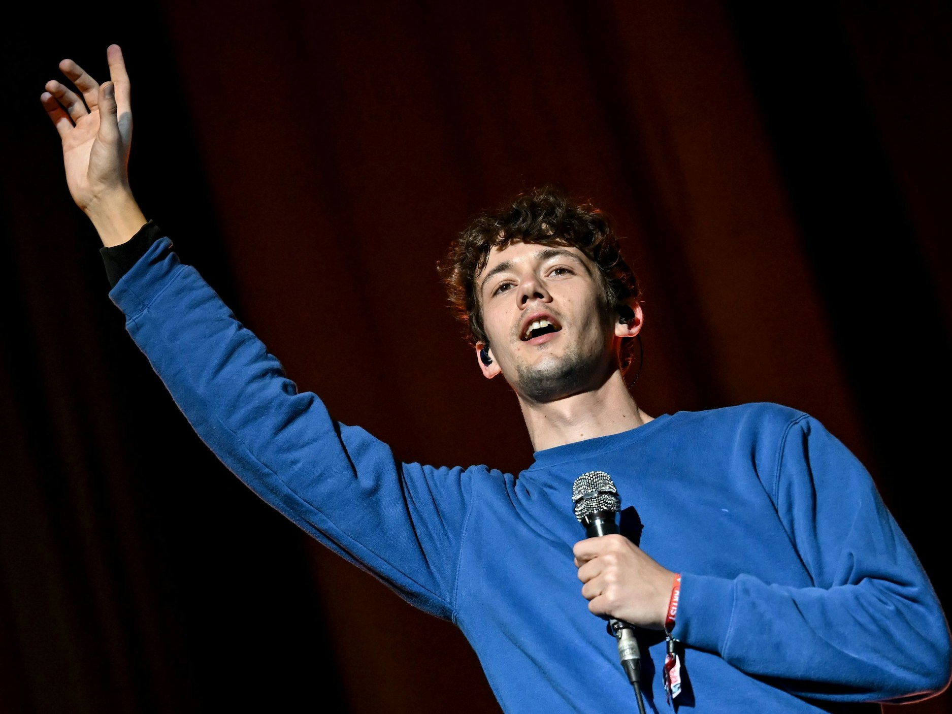 Der Sänger Henning May der Band AnnenMayKantereit tritt auf dem Gelände des Lollapalooza Festival am Berliner Olympiastadion auf.