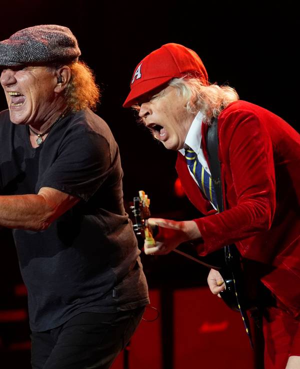 19.04.2025, USA, Pasadena: Brian Johnson (l) und Angus Young von AC/DC treten im Rose Bowl Stadion in Pasadena, Kalifornien auf. Foto: Chris Pizzello/Invision/AP/dpa +++ dpa-Bildfunk +++