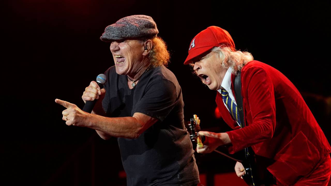 19.04.2025, USA, Pasadena: Brian Johnson (l) und Angus Young von AC/DC treten im Rose Bowl Stadion in Pasadena, Kalifornien auf. Foto: Chris Pizzello/Invision/AP/dpa +++ dpa-Bildfunk +++