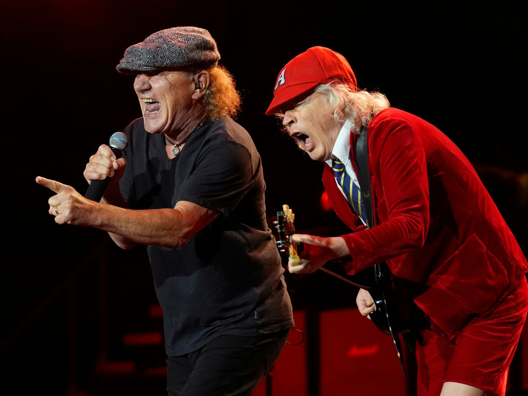 Brian Johnson und Angus Young von AC/DC beim Auftritt.